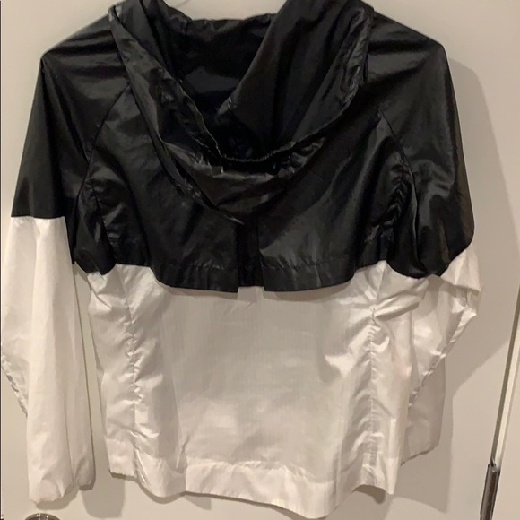 Nike lightweight jacket - Picture 2 of 2